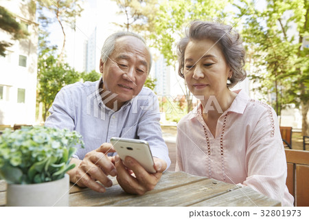 Elderly couple 32801973