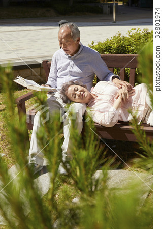 Elderly couple 32801974