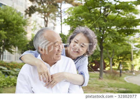 老年夫婦 老年夫婦 32802077