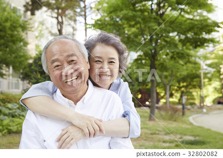 Elderly couple Elderly couple 32802082