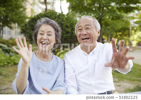 Elderly couple 32802125