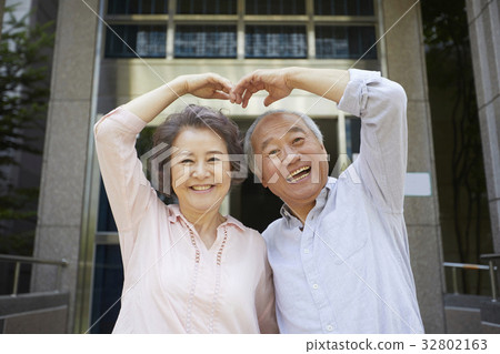 Elderly couple 32802163