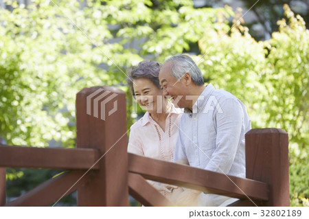 Elderly couple Elderly couple 32802189