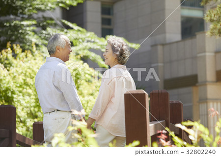 老年夫婦 32802240