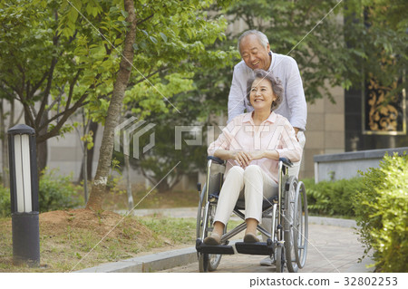 Elderly couple 32802253