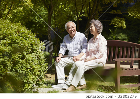 Elderly couple 32802279