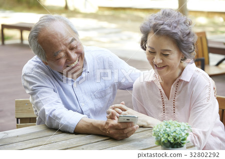 Elderly couple 32802292