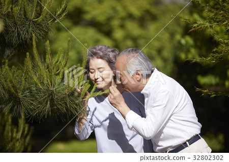 Elderly couple Elderly couple 32802302