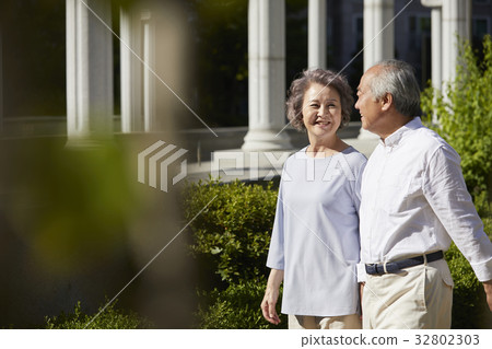 老年夫婦 老年夫婦 32802303
