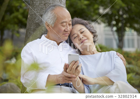 Elderly couple 32802314