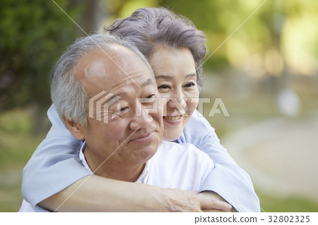 老年夫婦 老年夫婦 32802325