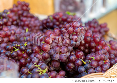 Fresh Red wine grapes or dark grapes at the fruit Fresh Red wine grapes or dark grapes at the fruit 32802637