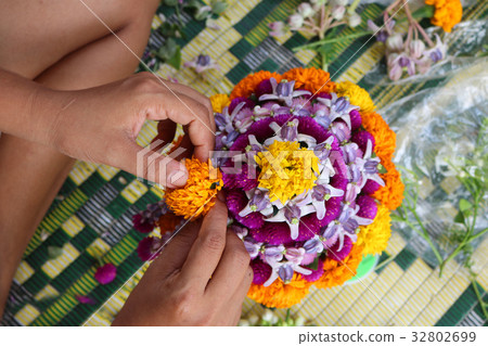 Thai Local people make flower bowl Thai Local people make flower bowl 32802699