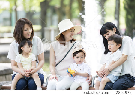 Mom friend mother 32803972