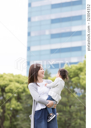 Mothers Mothers 32804352