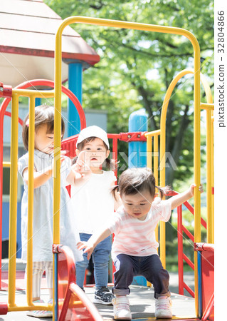 孩子們玩玩具 孩子們玩玩具 32804866