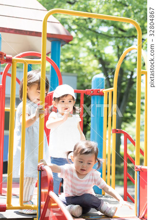 孩子們玩玩具 孩子們玩玩具 32804867