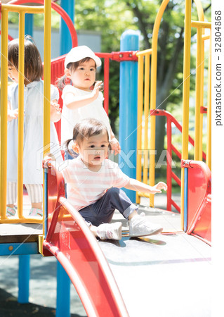 孩子們玩玩具 孩子們玩玩具 32804868