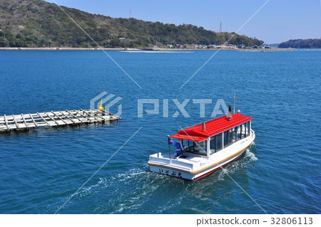 A cruise ship and Ise Bay to carry the end of the demonstration on Mikimoto Pearl Island 32806113