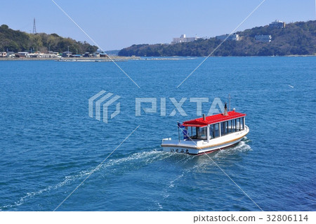 A cruise ship and Ise Bay to carry the end of the demonstration on Mikimoto Pearl Island 32806114