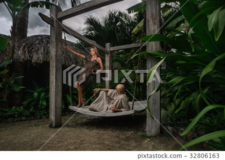 Couple on swinging bench Couple on swinging bench 32806163