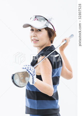 Middle senior golfer woman 32807528