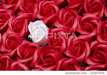 Roses of artificial flowers 32807849