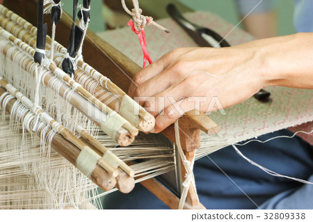 Close Up Of Asian Man Hand Weaving 32809338