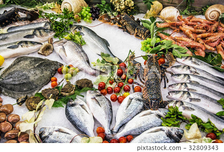 Fresh raw seafoods on counter in restaurant 32809343