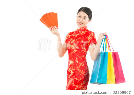 woman holding angpao and shopping bag 32809967