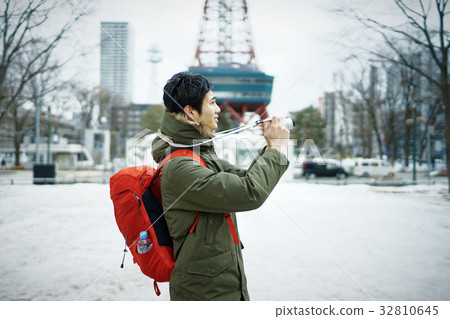 採取札幌的觀光旅遊的年輕人 32810645