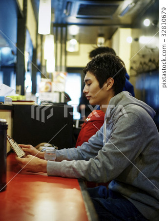札幌拉麵店櫃檯座位男士 32810679