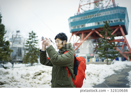 採取札幌的觀光旅遊的年輕人 採取札幌的觀光旅遊的年輕人 32810686