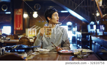 男人品嚐成吉思汗 32810758
