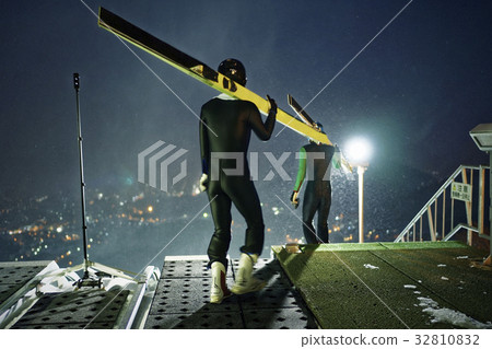 滑雪跳線前往起跑門 32810832