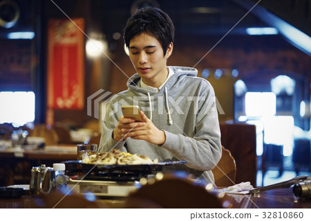 品嚐成吉思汗的男性智能手機攝影 品嚐成吉思汗的男性智能手機攝影 32810860