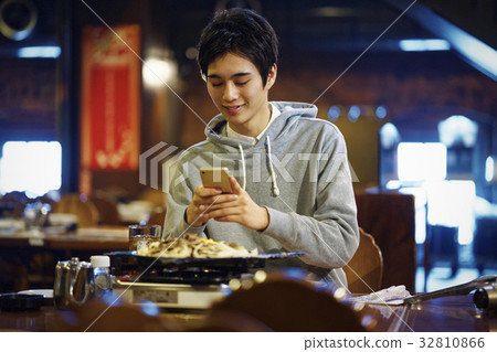 品嚐成吉思汗的男性智能手機攝影 32810866