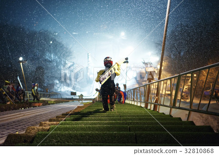 滑雪跳傘準備 32810868