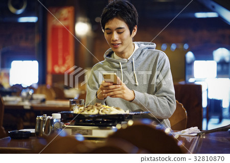 品嚐成吉思汗的男性智能手機攝影 32810870