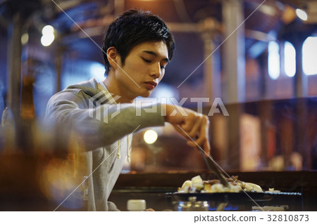 男人品嚐成吉思汗 32810873