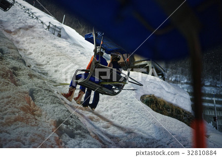 Ski jumper on the lift 32810884