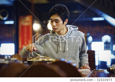 男人品嚐成吉思汗 32810973