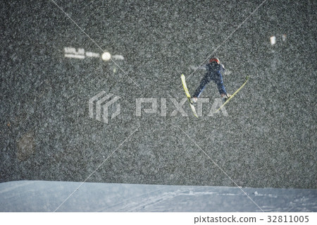 滑雪跳躍滑翔 32811005