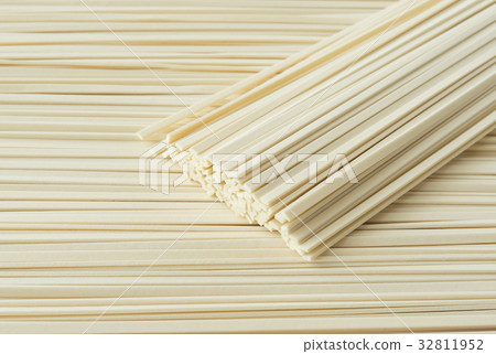 Dried noodle udon 32811952