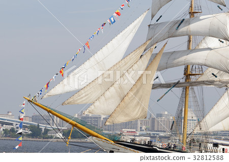 有一艘帆的一艘帆船在神戶帆船Festa 32812588