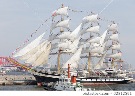 有一艘帆的一艘帆船在神戶帆船Festa 有一艘帆的一艘帆船在神戶帆船Festa 32812591