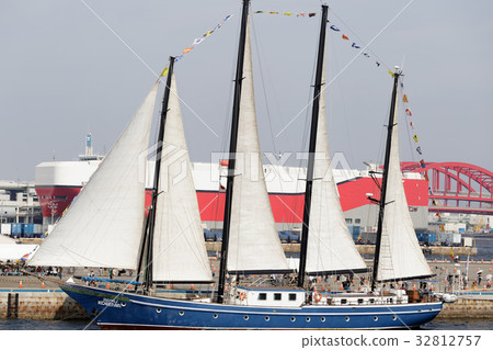 有一艘帆的一艘帆船在神戶帆船Festa 32812757