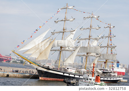 有一艘帆的一艘帆船在神戶帆船Festa 有一艘帆的一艘帆船在神戶帆船Festa 32812758