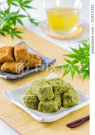 Bracken-starch Kina flour and Matcha 32813382
