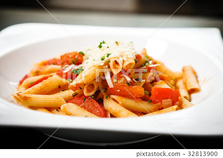 Pasta with sauce 32813900